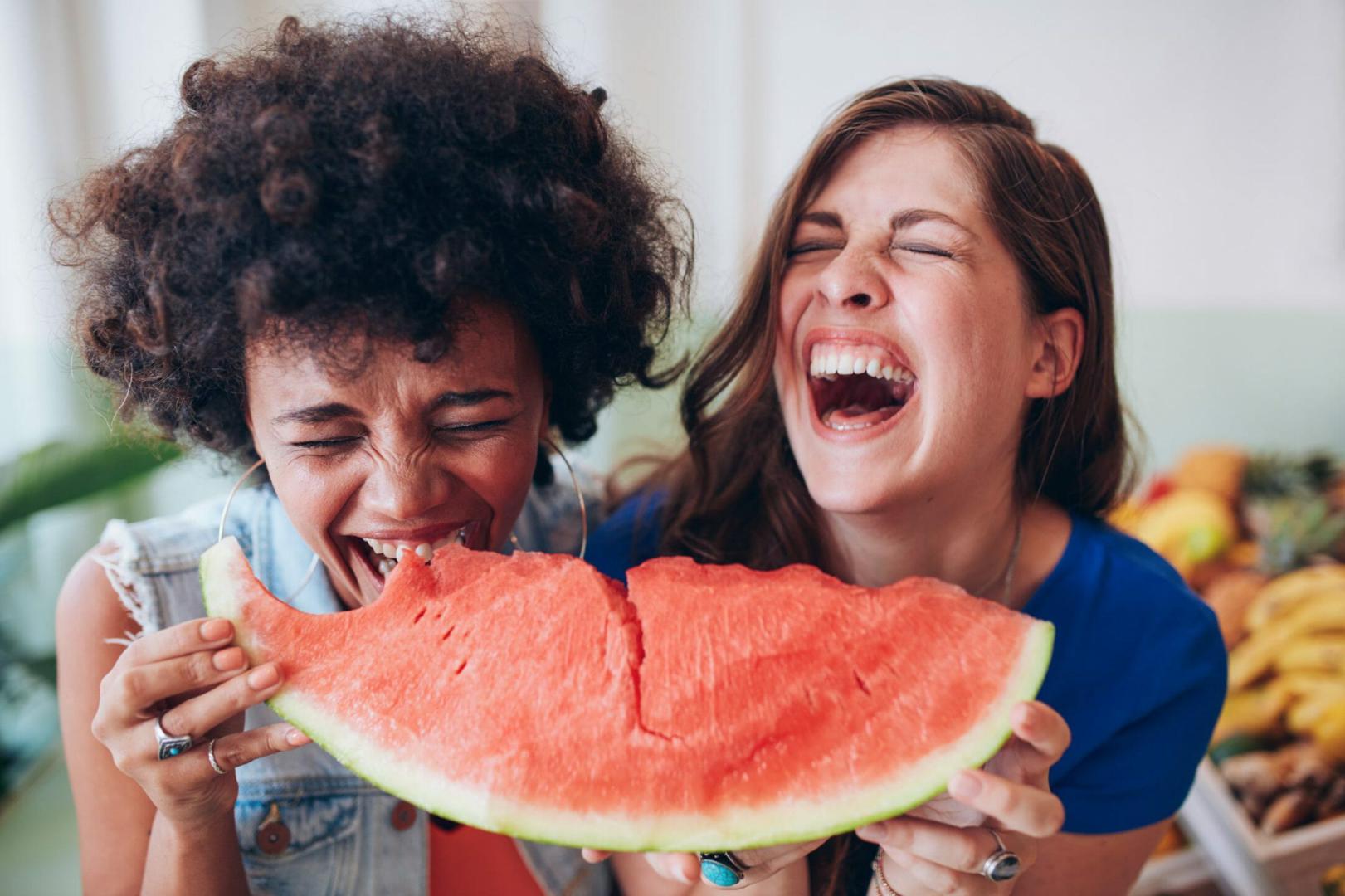 2 friends laughing